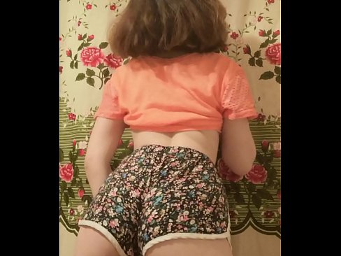 ❤️ 性感的年轻宝贝在镜头前脱下她的短裤 ❤️ Porno fb❌️❤
