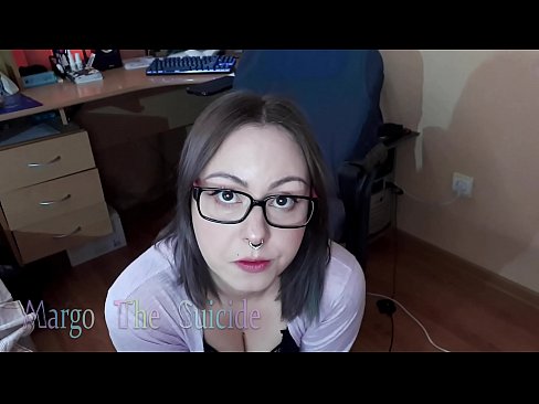 ❤️ 性感的眼镜女孩在镜头前深深地吸吮假阳具 ❤️ Porno fb❌️❤